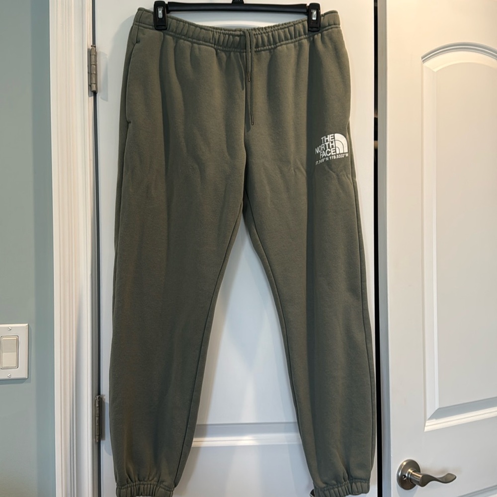 Men’s The North Face sweatpants. Khaki green. Size XL. Very good condition.